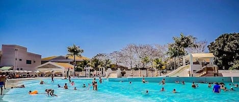 15 Außenpools, beheizter Pool, rund um die Uhr geöffnet, Sonnenschirme