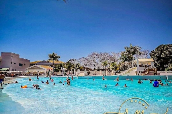 15 Außenpools, beheizter Pool, rund um die Uhr geöffnet, Sonnenschirme