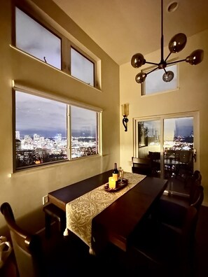 Dining - Hidden Pearl - City Skyline View - Free Hot Spa (Pittsburgh)