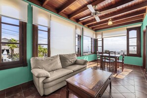 TV - Villa Panorámica - Villas Experience (Güime)