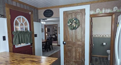 Family Friendly Cozy Farmhouse close to public hunting lands