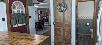 Family Friendly Cozy Farmhouse close to public hunting lands