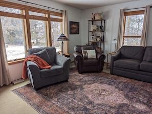 Smart-tv, een open haard, videospelletjes en een dvd-speler