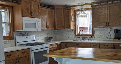 Family Friendly Cozy Farmhouse close to public hunting lands