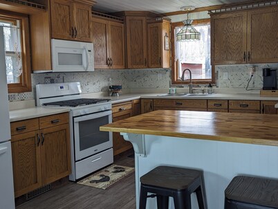 Family Friendly Cozy Farmhouse close to public hunting lands