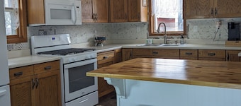 Family Friendly Cozy Farmhouse close to public hunting lands
