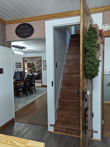 Family Friendly Cozy Farmhouse close to public hunting lands