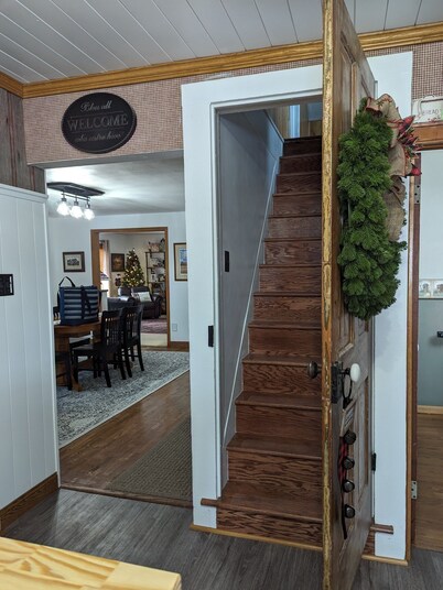 Family Friendly Cozy Farmhouse close to public hunting lands