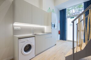 Geladeira, micro-ondas, cafeteira/chaleira, chaleira elétrica