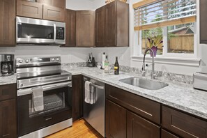 Een koelkast, een microgolfoven, een oven, een kookplaat