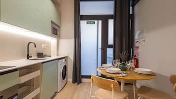 Een koelkast, een magnetron, een oven, een koffiezetapparaat/waterkoker