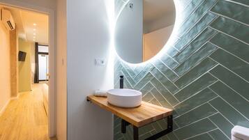 Douche, sĂšche-cheveux, serviettes fournies