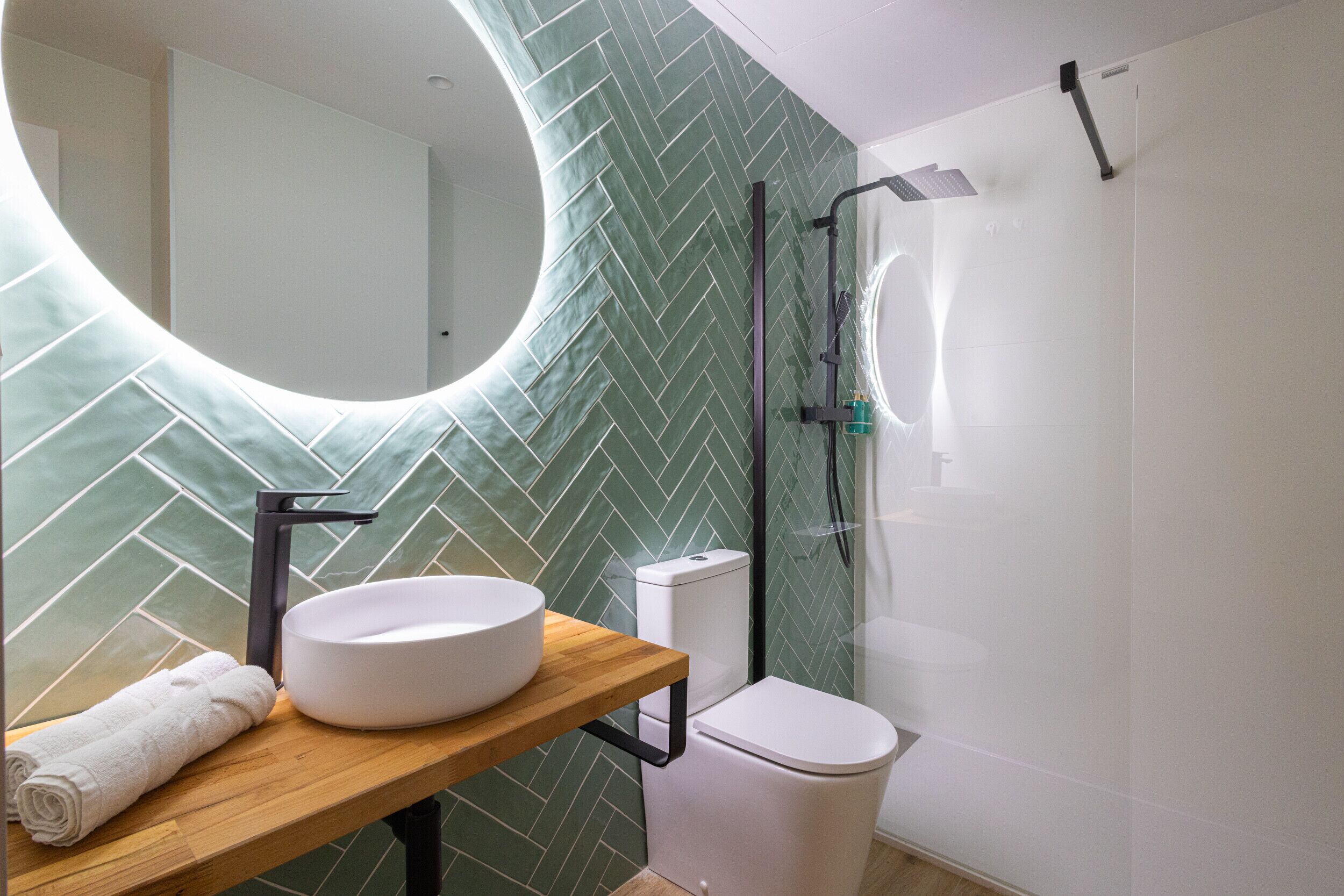 Een douche, een haardroger, handdoeken