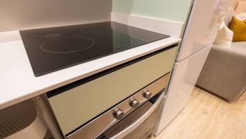 Kühlschrank, Mikrowelle, Ofen, Wasserkocher mit Kaffee-/Teezubehör