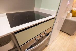 Kjøleskap, mikrobølgeovn, ovn og kaffetrakter/tekoker