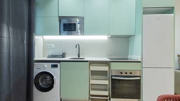 Een koelkast, een microgolfoven, een oven