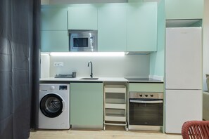 Kjøleskap, mikrobølgeovn, ovn og kaffetrakter/tekoker