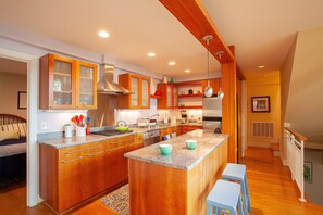 冷蔵庫、電子レンジ、オーブン、コンロ