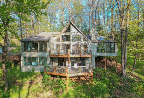 Little Bear: 4br/ 4ba, mountain & valley view. Pet friendly!