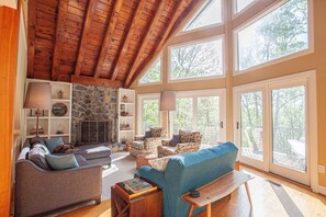 Smart-tv, eldstad, tv-spel och böcker