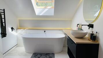 Een douche, handdoeken, zeep, shampoo