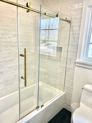 Douche, articles de toilette écologiques, séchoir à cheveux