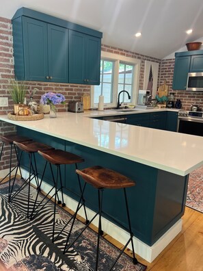 Fridge, microwave, oven, stovetop - Katama Retreat W Pickle ball Court (Edgartown)