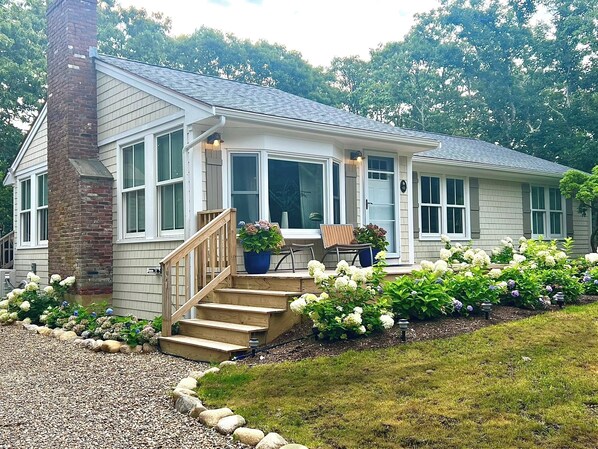 Exterior - Katama Retreat W Pickle ball Court (Edgartown)
