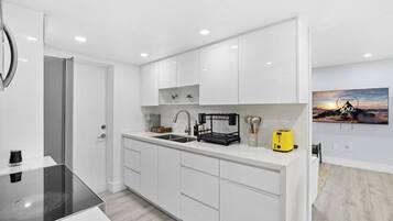 KĂŒhlschrank, Mikrowelle, Ofen, Herdplatte