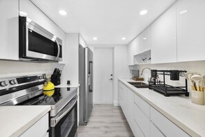 Refrigerador, microondas, horno y parrilla de estufa 