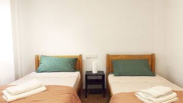 3 slaapkamers, een bureau, een strijkplank/strijkijzer, wifi