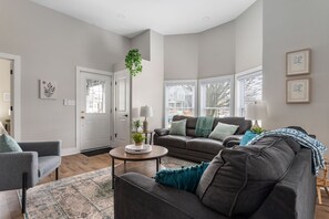 Smart TV - COZY DOWNTOWN HOME ONLY1 MILE FROM CENTER OF CITY - COMPLETELY RENOVATED! (Indianapolis)