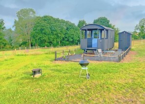 Outdoor dining - Curly Cow is a marvellous shepherd’s hut that sleeps up to four people. (Aldeby)