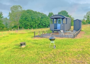 Unclassified image, 5 of 5, button - Curly Cow is a marvellous shepherd’s hut that sleeps up to four people. (Aldeby)