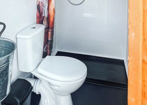 Bathroom - Curly Cow is a marvellous shepherd’s hut that sleeps up to four people. (Aldeby)