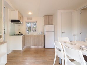 Dining tables - Cosy apartment in villa for 6 people with WIFI, hot tub, A/C, terrace and pets allowed (Arzachena)