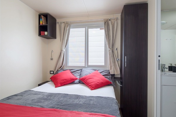 Gebäude, Himmel, Pflanze, Tabelle, Fenster, Azurblau, Schatten, Die Architektur, Holz, Stuhl