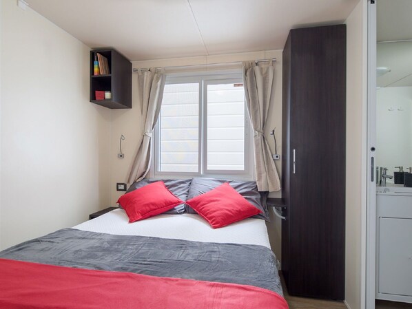 2 bedrooms, travel cot, free WiFi, bed sheets
