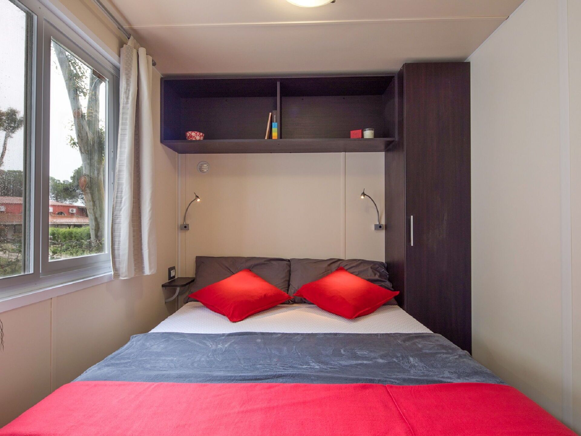 Gebäude, Himmel, Pflanze, Tabelle, Fenster, Azurblau, Schatten, Die Architektur, Holz, Stuhl