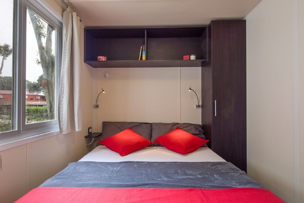 Gebäude, Himmel, Pflanze, Tabelle, Fenster, Azurblau, Schatten, Die Architektur, Holz, Stuhl