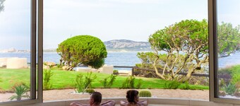 Bel appartement dans une maison de vacances avec WIFI, bain à remous, climatisation, TV, terrasse