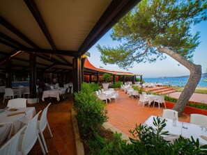 Outdoor dining - Lovely apartment in villa for 6 guests with hot tub, WIFI, A/C, terrace and pets allowed (Arzachena)