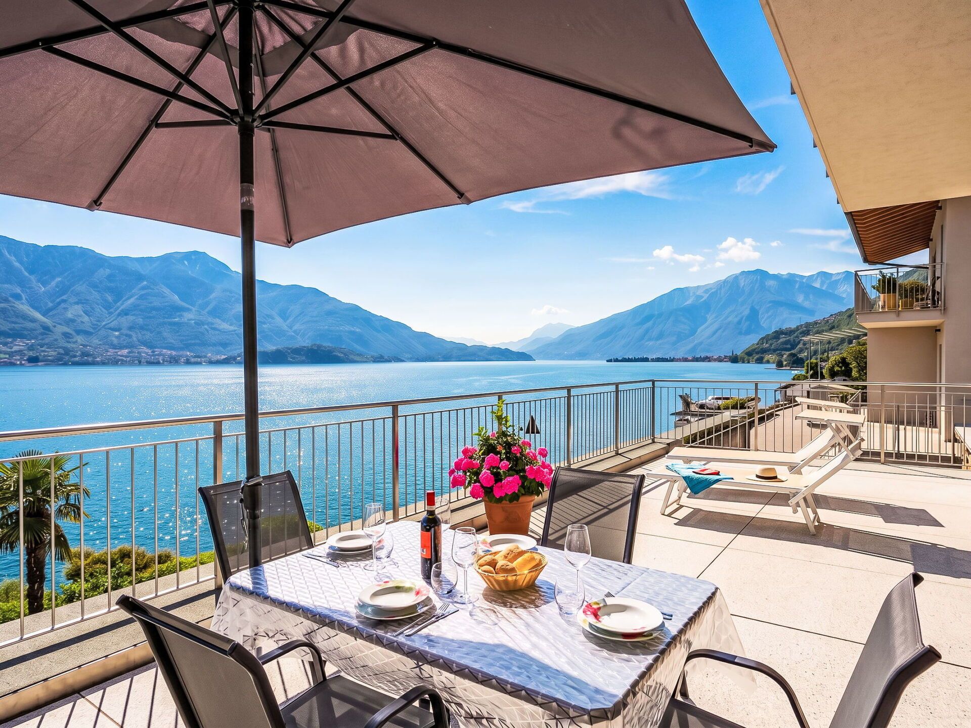 Ein Tisch für zwei mit Blick auf einen See und Berge.