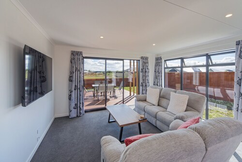 The Shepherds Retreat - Modern Comfort in a Sunlit Haven in Richmond