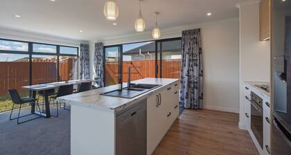 The Shepherds Retreat - Modern Comfort in a Sunlit Haven in Richmond