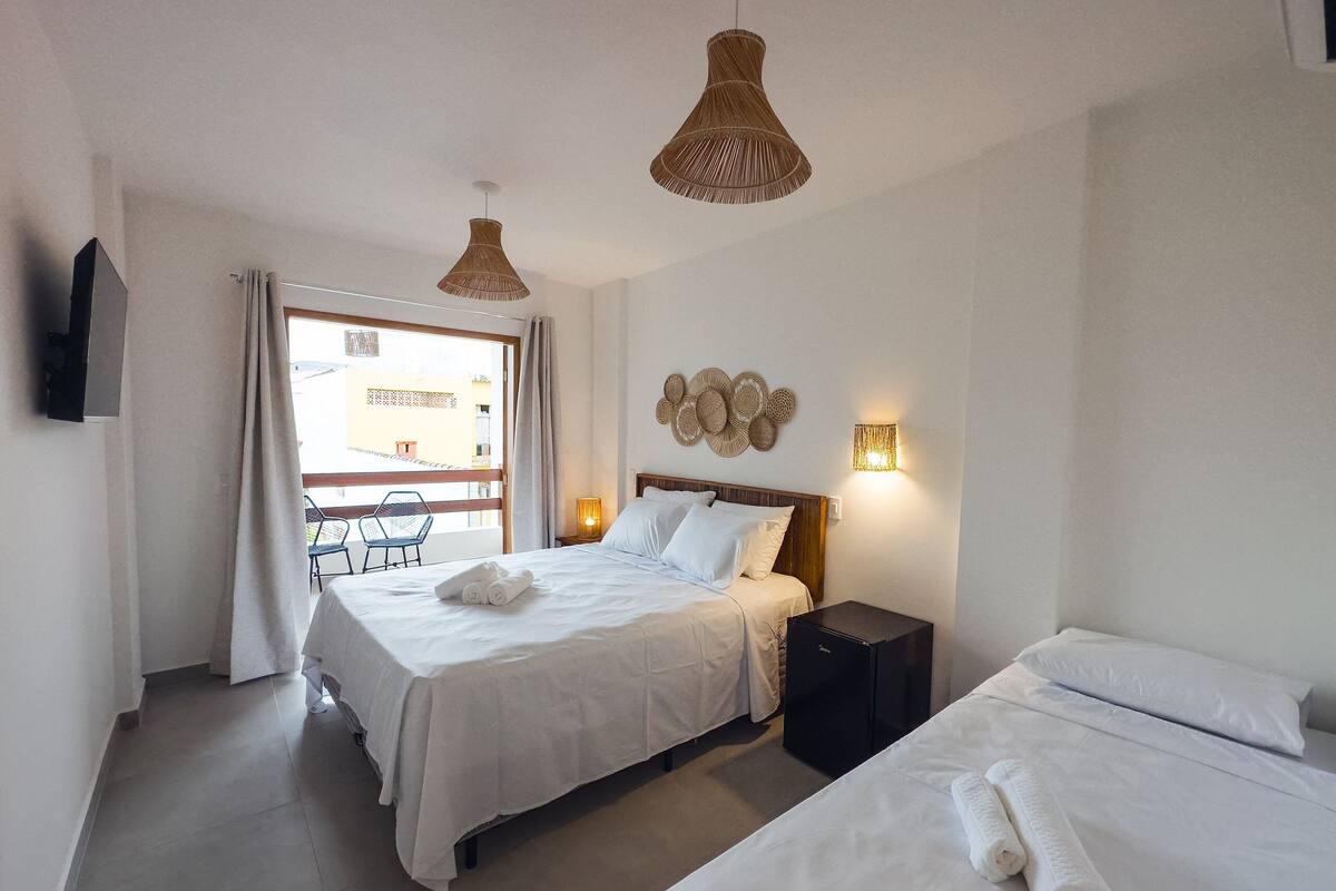 Eenvoudige driepersoonskamer | 1 slaapkamer, een kluis op de kamer, individueel gedecoreerd