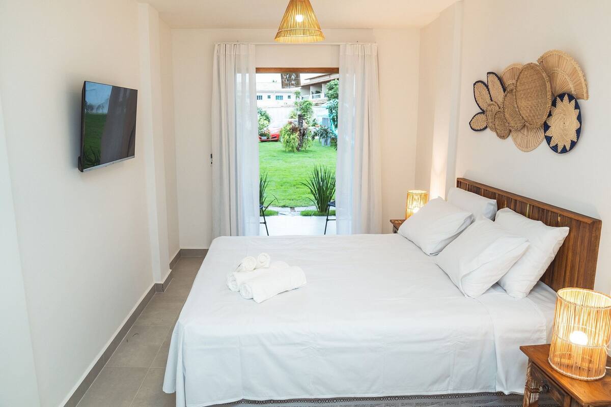 1 slaapkamer, een kluis op de kamer, individueel gedecoreerd