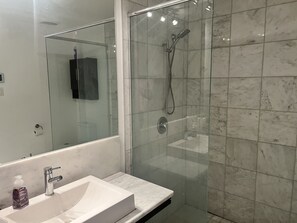 Bidet, serviettes fournies, savon, shampooing