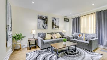 Una Smart TV, una chimenea, libros