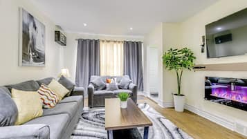 Una Smart TV, una chimenea, libros